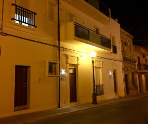 uma luz de rua ao lado de um edifício à noite em B&B San Francesco di Paola em Vittoria