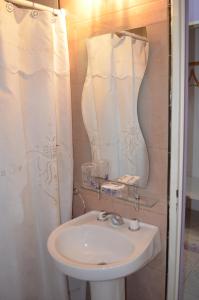 a bathroom with a sink and a mirror at La Posada de Los Fresnos in Colón