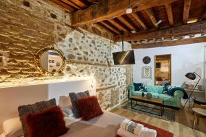 a living room with a couch and a table at Lofts amantes de Toledo -LOFT COBERTIZO in Toledo