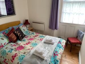 ein Schlafzimmer mit einem Bett mit Handtüchern darauf in der Unterkunft Shalom in Longford