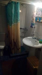 Ein Badezimmer in der Unterkunft Spiti me thea & elliniko chroma