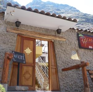 Una puerta de un edificio con un cartel en ella en Casa Inka B&B, en Ollantaytambo