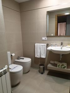 łazienka z toaletą i umywalką w obiekcie APARTAMENTOS PORTA NOVA w mieście Lugo