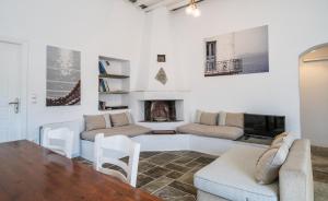 sala de estar con 2 sofás y chimenea en Plakoto House, en Exámbela