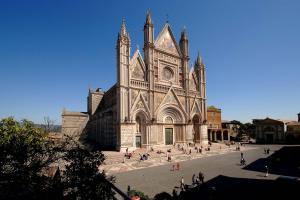 a large church with people walking in front of it at Hotel Ristorante Umbria in Orvieto