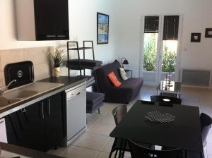 Η κουζίνα ή μικρή κουζίνα στο Les cigales des près appartement