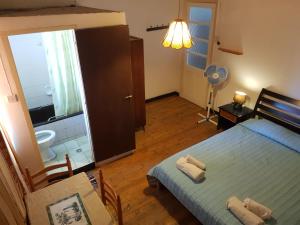 een kamer met 2 bedden en een badkamer met een raam bij Trianon in Paphos City