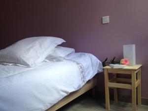 Tempat tidur dalam kamar di REIMS LA ROMAINE