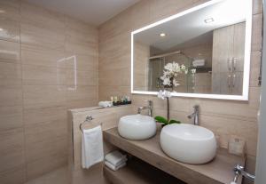 a bathroom with two sinks and a mirror at Doñana 926 in Patalavaca