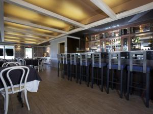 Khu vực lounge/bar tại Howard Johnson by Wyndham Niagara Falls