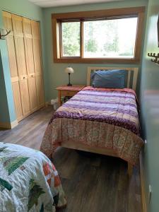 A bed or beds in a room at Sawing Logzz Cabin