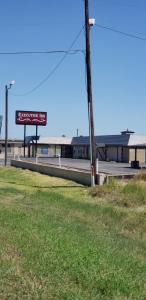 een straatbord aan de kant van een weg bij Americas Best Value Inn & Suites Corpus Christi in Corpus Christi