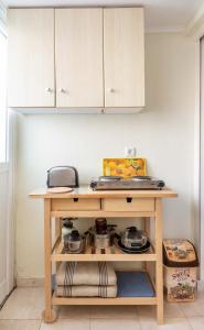 una cocina con una mesa con ollas y sartenes en Central 6th Floor Studio Near Metro & View&200mbps en Atenas