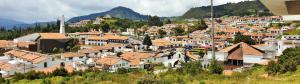 un village avec des maisons et des bâtiments sur une colline dans l'établissement Living Club - Apartamento Completo, à Guatavita