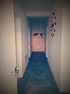 un corridoio con una camera con servizi igienici interni di The judas trees a Mestre
