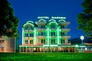 un hotel con un cartel encima en Hotel Garden, en Ohrid