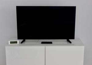 Televízia a/alebo spoločenská miestnosť v ubytovaní Brilliant 2BDR Apartment