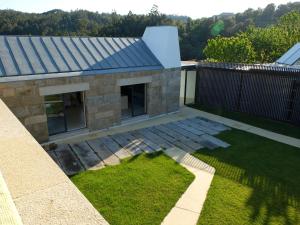 - une vue aérienne sur une maison avec une cour dans l'établissement Quinta do Sol, à Castelo de Paiva