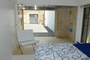 Cette chambre dispose d'une chaise, d'un lit et d'un couloir. dans l'établissement Quinta do Sol, à Castelo de Paiva
