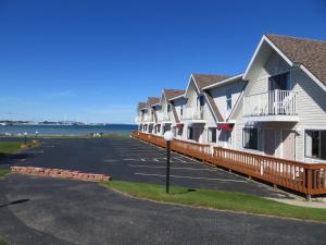 a row of houses in a parking lot next to the water at Bridgeview Motel in Mackinaw City