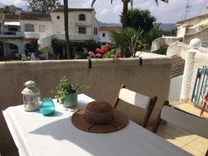 um chapéu sentado numa mesa na varanda em OASIS em Denia