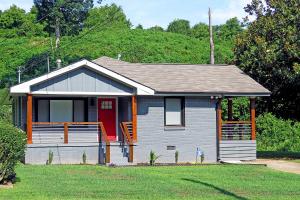 una pequeña casa con una puerta roja en Modern Bungalow Near Downtown, en Atlanta