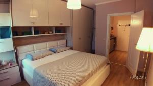 ein Schlafzimmer mit einem großen Bett in einem Zimmer in der Unterkunft West Beach Apartment in Durrës