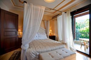 Postel nebo postele na pokoji v ubytování Kymata Hotel