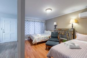 um quarto com uma cama, uma cadeira e uma secretária em @ Marbella Lane 5BR House in Downtown Redwood City em Redwood City