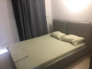 Postel nebo postele na pokoji v ubytování Kriopigi efis and dimis 2
