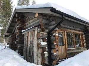 una baita di tronchi con neve sul tetto di Holiday Home Pikkurakka Levi a Levi