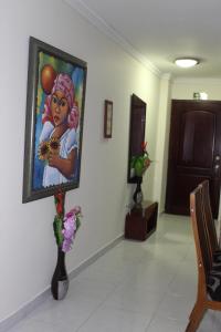 una pintura de una mujer en una pared en una habitación en Cartagena - Torremarina, en Cartagena de Indias