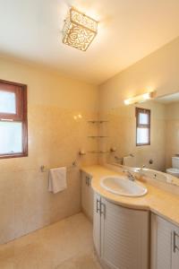 bagno con lavandino, vasca e specchio di Scenic Views 3 bedroom Villa with private jacuzzi in Sabina a Hurghada