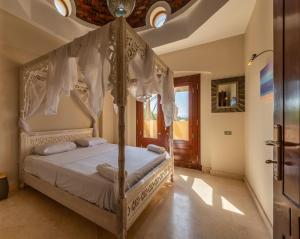 sypialnia z łóżkiem z baldachimem w pokoju w obiekcie Scenic Views 3 bedroom Villa with private jacuzzi in Sabina w mieście Hurghada
