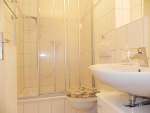 アールベックにあるFerienwohnung Potsdamのバスルーム(シャワー、洗面台、トイレ付)