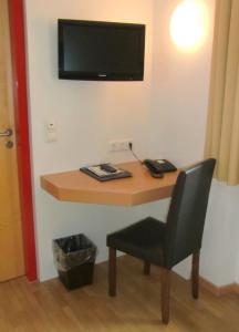 TV a/nebo společenská místnost v ubytování Kolping-Hotel