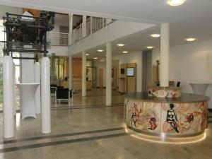 TV a/nebo společenská místnost v ubytování Kolping-Hotel