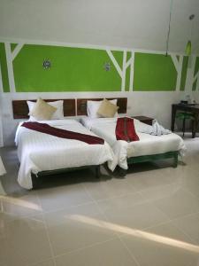 Tempat tidur dalam kamar di River Marina Resort