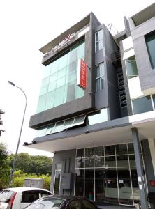un edificio con un'auto parcheggiata di fronte di NueVo Boutique Hotel, Kota Kemuning, Shah Alam a Shah Alam