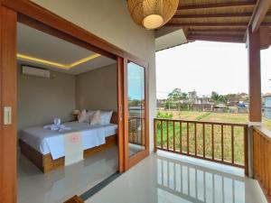 1 dormitorio con 1 cama y balcón en Surawan Bisma Ubud en Ubud