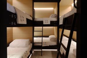 מיטה או מיטות קומותיים בחדר ב-ISLA Tel Aviv