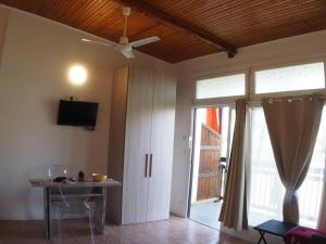 Telewizja i/lub zestaw kina domowego w obiekcie Casa Vacanze Bungalow I Girasoli