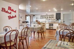 a restaurant with a table and chairs and a kitchen at Hotel Villaguarda Prosecco Area in Follina