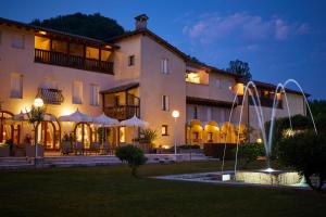 un grand bâtiment avec une fontaine devant lui dans l'établissement Hotel Villaguarda Prosecco Area, à Follina