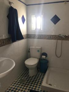 y baño con aseo, lavabo y bañera. en Casa Rural Finca Los Esterones, en Sanlúcar de Barrameda