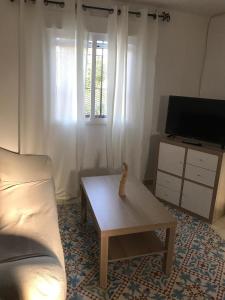 Televízia a/alebo spoločenská miestnosť v ubytovaní Casa Rural Finca Los Esterones