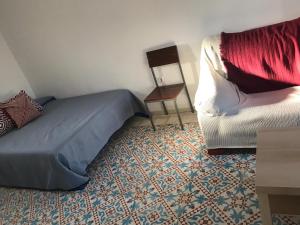 1 dormitorio con 1 cama y mesa auxiliar en Casa Rural Finca Los Esterones, en Sanlúcar de Barrameda