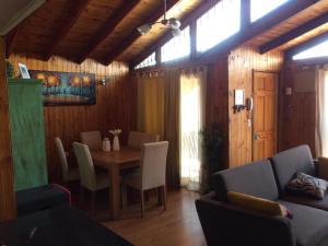 - une salle à manger avec une table, des chaises et un canapé dans l'établissement Casa en Santiago equipada, à Santiago
