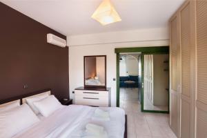 Posteľ alebo postele v izbe v ubytovaní Holiday Nest & parking