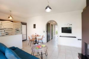Televízia a/alebo spoločenská miestnosť v ubytovaní Holiday Nest & parking